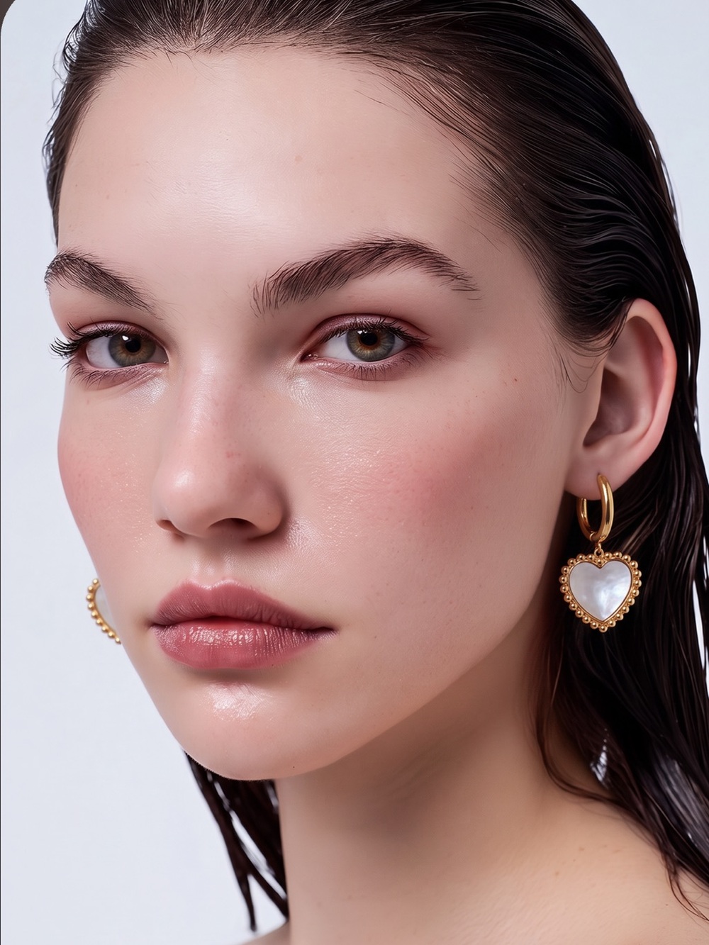 ❌Price Drop ❌NWOT Tory Burch Gold and White Pearly Heart Earrings.